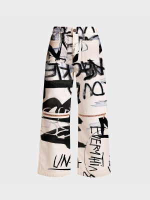 Pantalón moderno para mujer en blanco y negro con textos disruptivos y corte moderno.